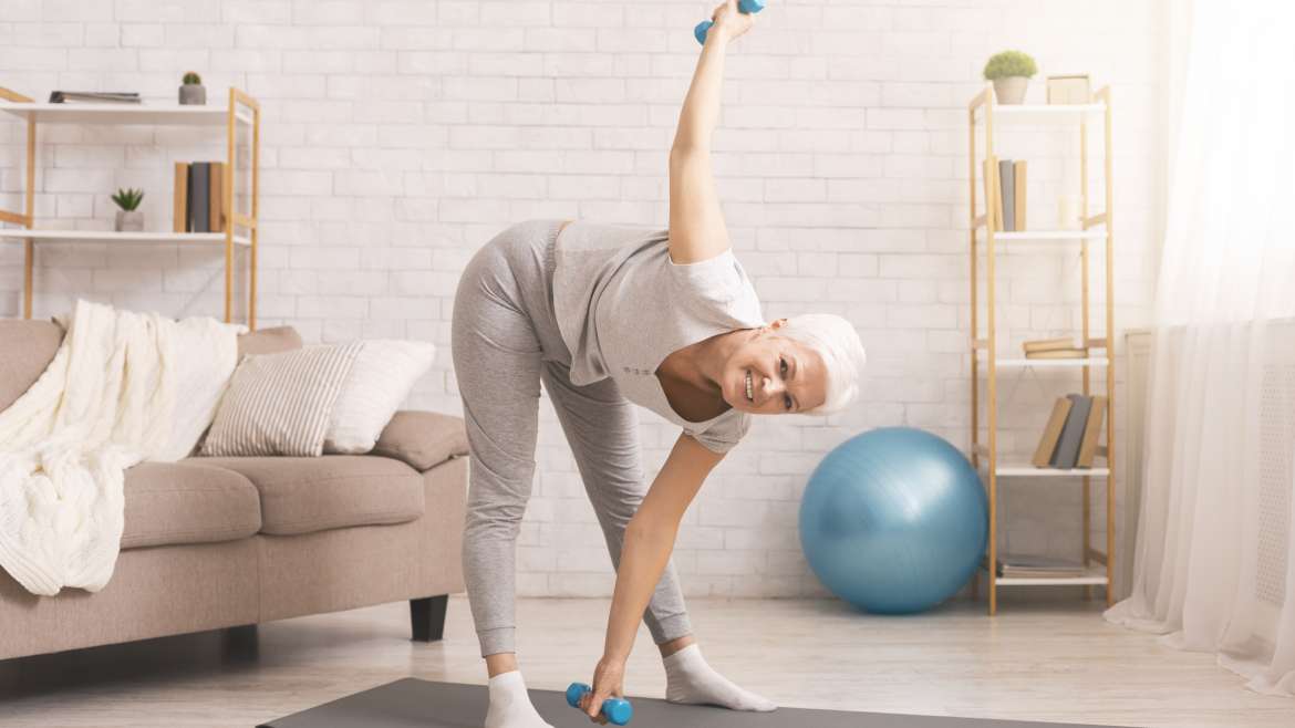 Nie tylko gimnastyka – domowe ćwiczenia dla seniorów, które pomogą utrzymać sprawność organizmu