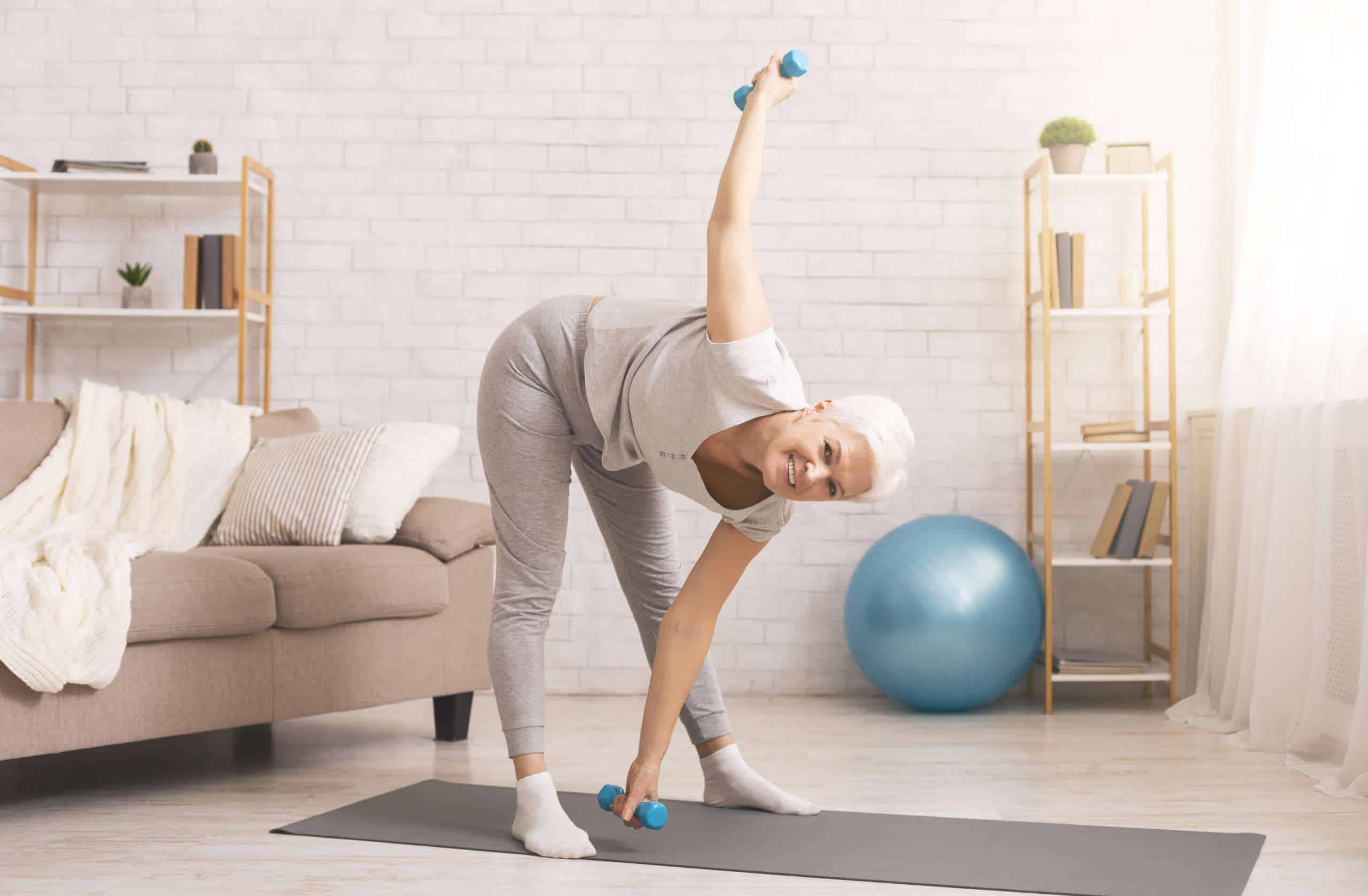 Nie tylko gimnastyka – domowe ćwiczenia dla seniorów, które pomogą utrzymać sprawność organizmu