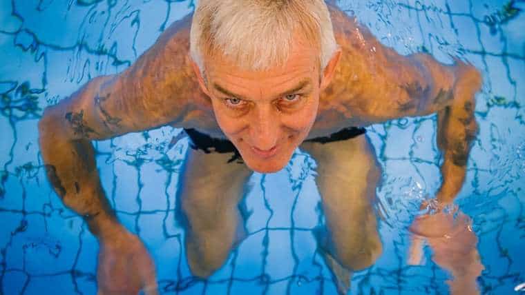 Jak senior w wodzie – o znaczeniu zajęć na pływalni dla osób starszych