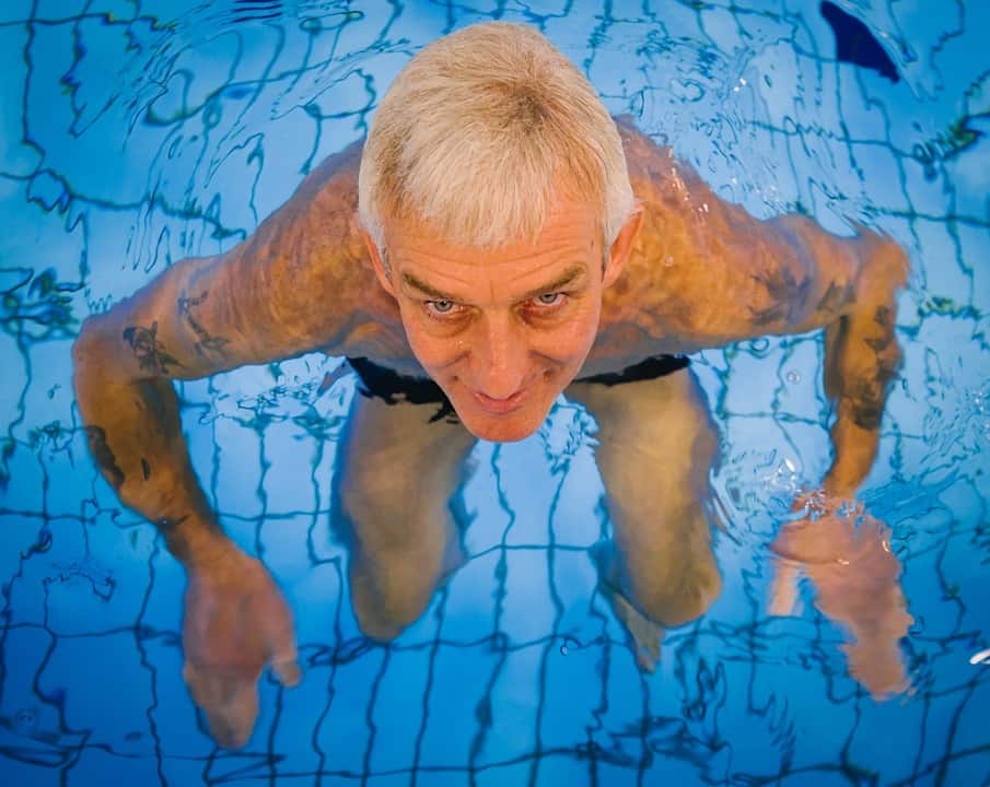 Jak senior w wodzie – o znaczeniu zajęć na pływalni dla osób starszych