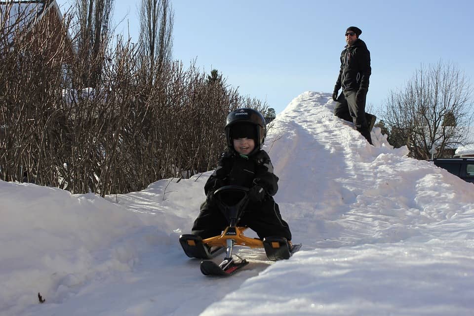 Zimowe sporty dla dzieci – które z nich sprawiają największą frajdę?