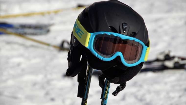 Ochronne akcesoria narciarskie – bez czego nie powinno się wychodzić na stok?