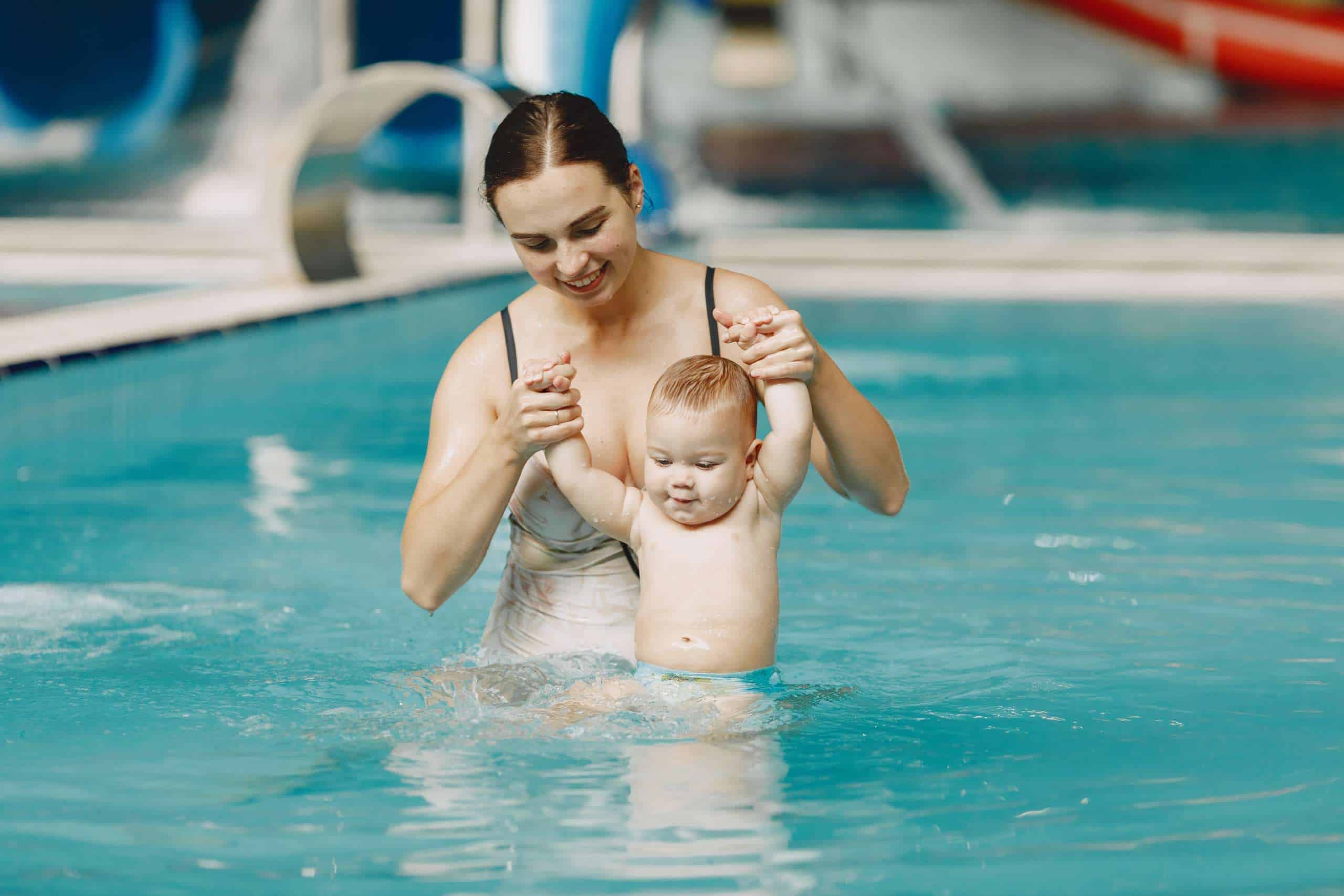 Pierwszy raz na basenie. O czym pamiętać podczas wizyty na pływalni z małym dzieckiem?