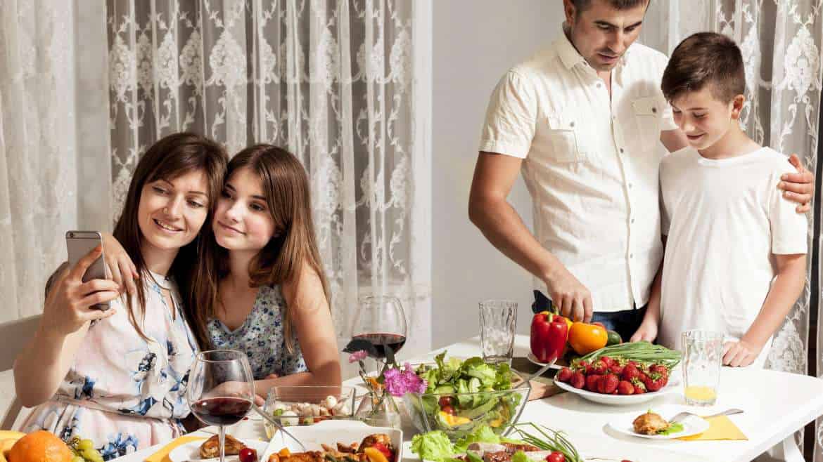 Dlaczego warto wspólnie zasiadać przy stole – o znaczeniu rodzinnych posiłków