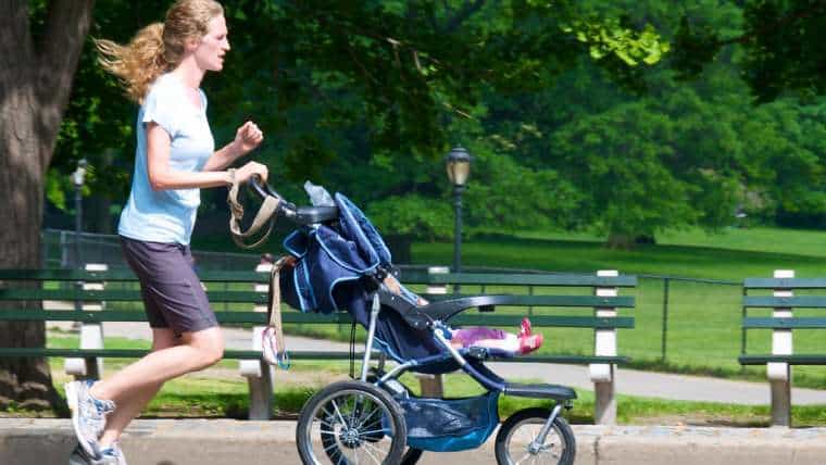 Mama i dziecko zawsze razem. Jak wyglądają ćwiczenia z wózkiem?