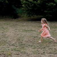 Boso przez świat – o zaletach dziecięcego biegania bez obuwia