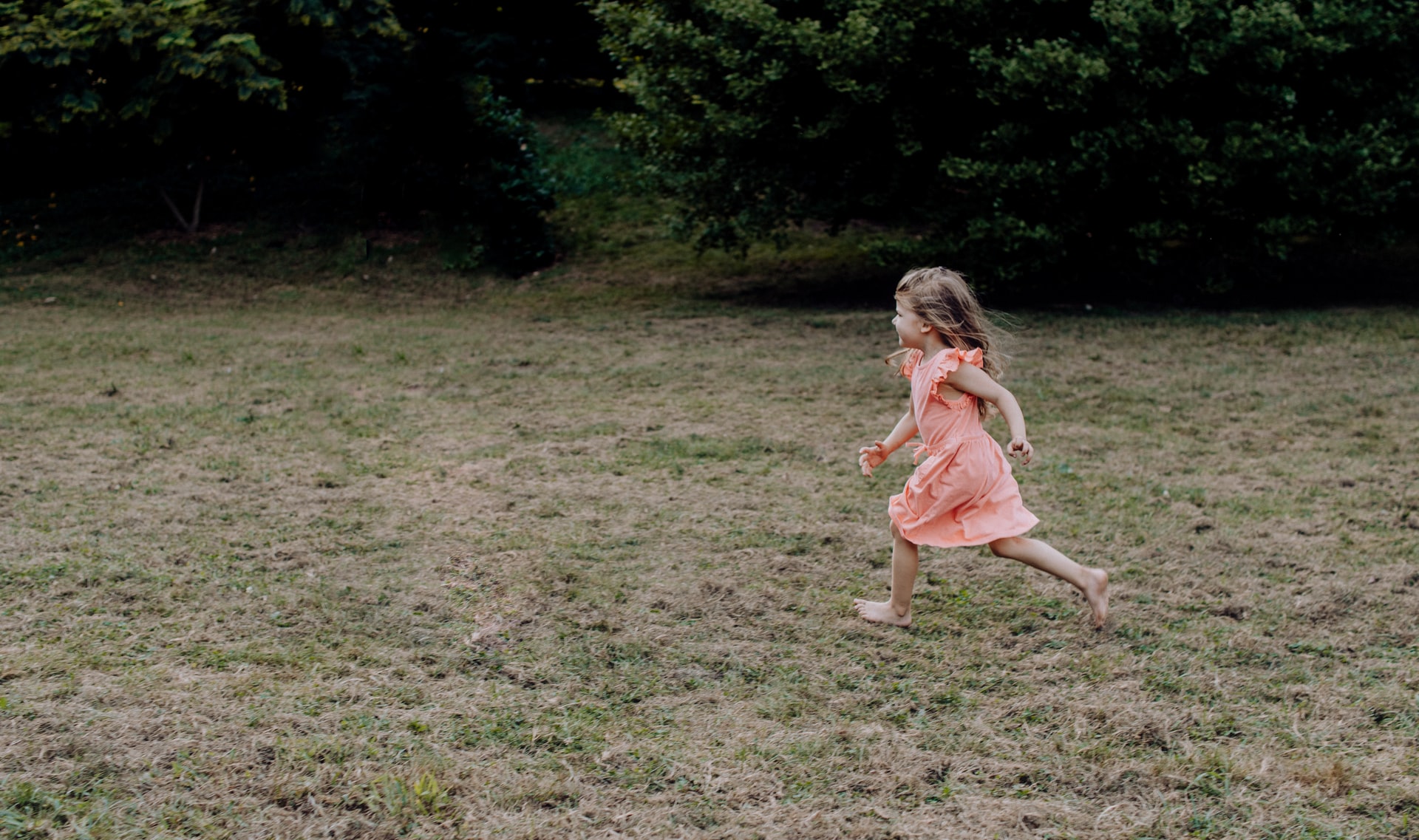 Boso przez świat – o zaletach dziecięcego biegania bez obuwia