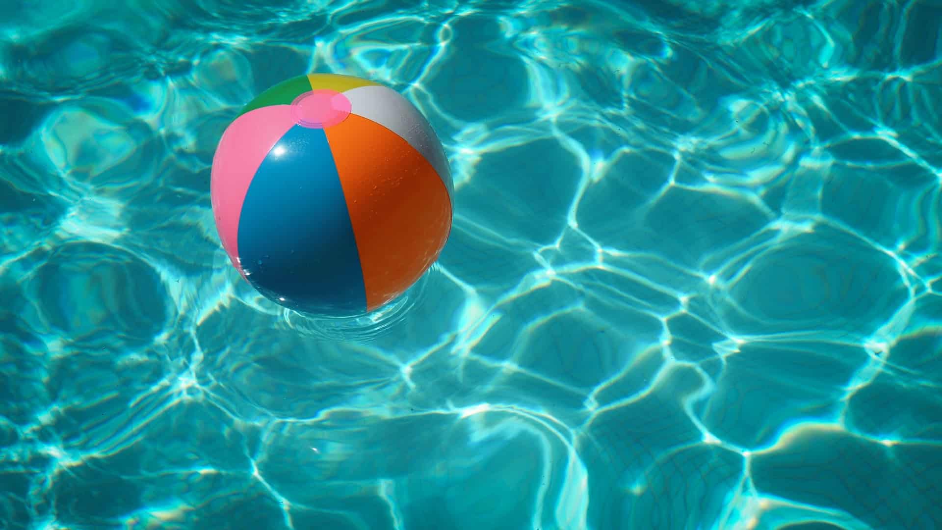 Chlorowana woda na basenie – jak wpływa na skórę małych i dużych pływaków?