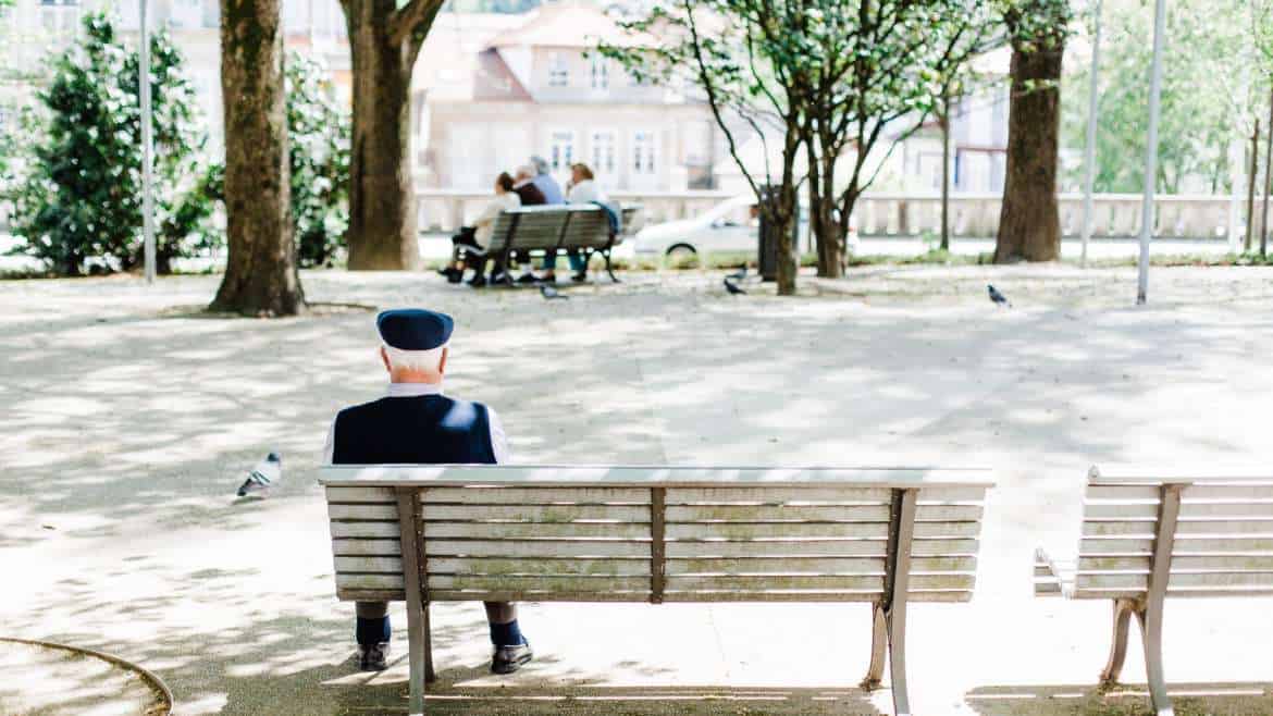 Aktywny senior na kanapie – zestaw ćwiczeń na siedząco dla osób starszych