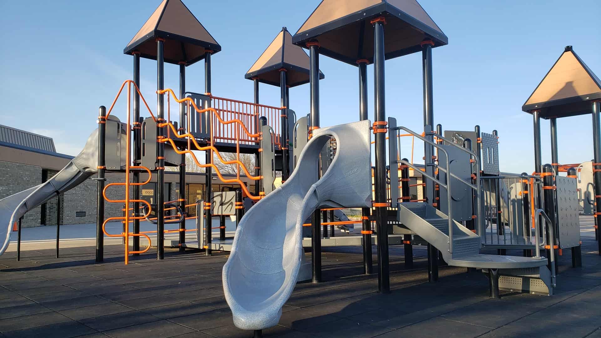 Ogrodowy plac zabaw w stylu fitness – jak go wyposażyć?