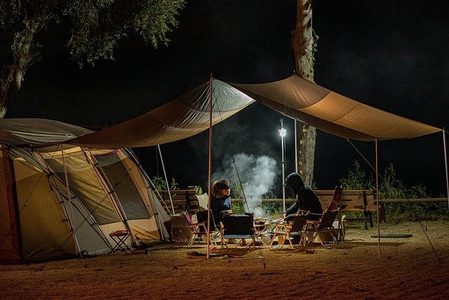Czego nie zapomnieć, jeśli jedziesz pod namiot lub na kemping?