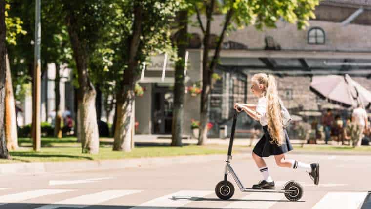 Bezpieczeństwo dzieci podczas jazdy na hulajnodze – wskazówki dla rodziców