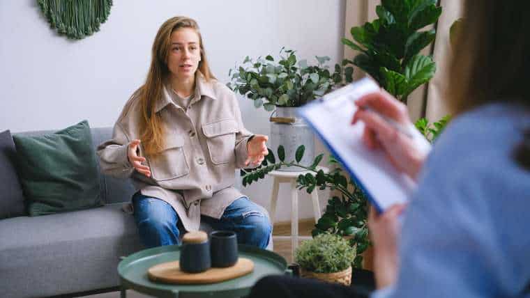 Kiedy warto udać się z nastolatkiem do psychologa?