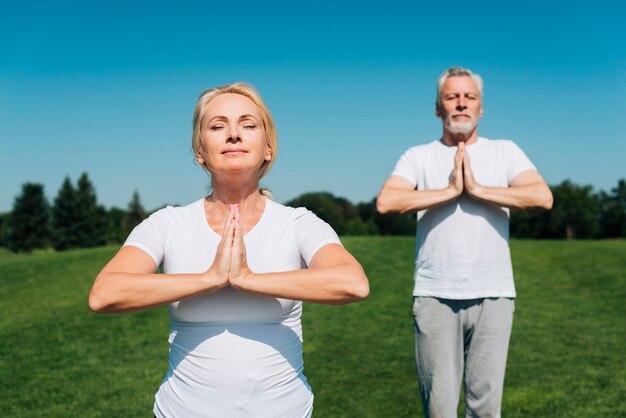 Jakie korzyści przynosi joga dla osób starszych?