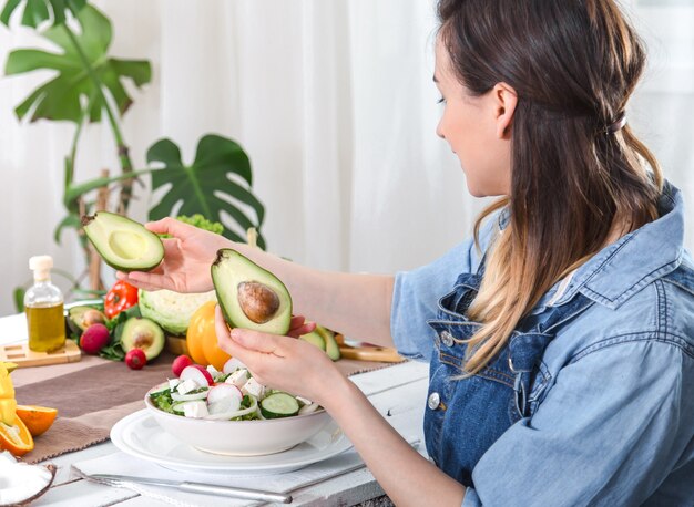 Jak dieta ketogeniczna może wspierać Twoje cele zdrowotne i kondycyjne?